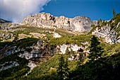 Trekking nel Parco Naturale Puez-Odle. La lunga discesa dal Rifugio Puez a Selva in Valgardena lungo la Vallelunga.